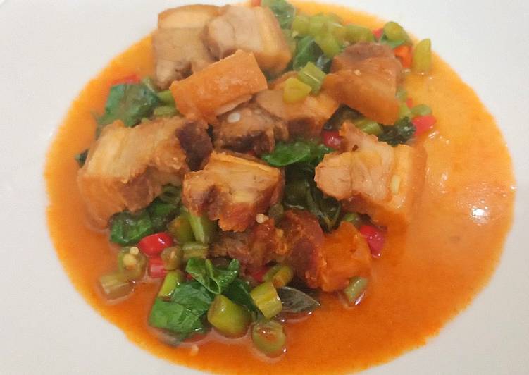 Pad Ga Prao Moo Krob (ผัดกระเพราหมูกรอบไข่ดาว)