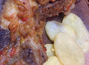 Una foto de 👩🏼‍🍳Carne al horno ala savora con papas👌🏻