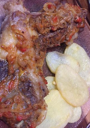 Una foto de 👩🏼‍🍳Carne al horno ala savora con papas👌🏻