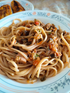 Una foto de Pasta en salsa de atún y berenjena 😋❤️