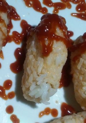 Una foto de Dedos de arroz y hamburguesa