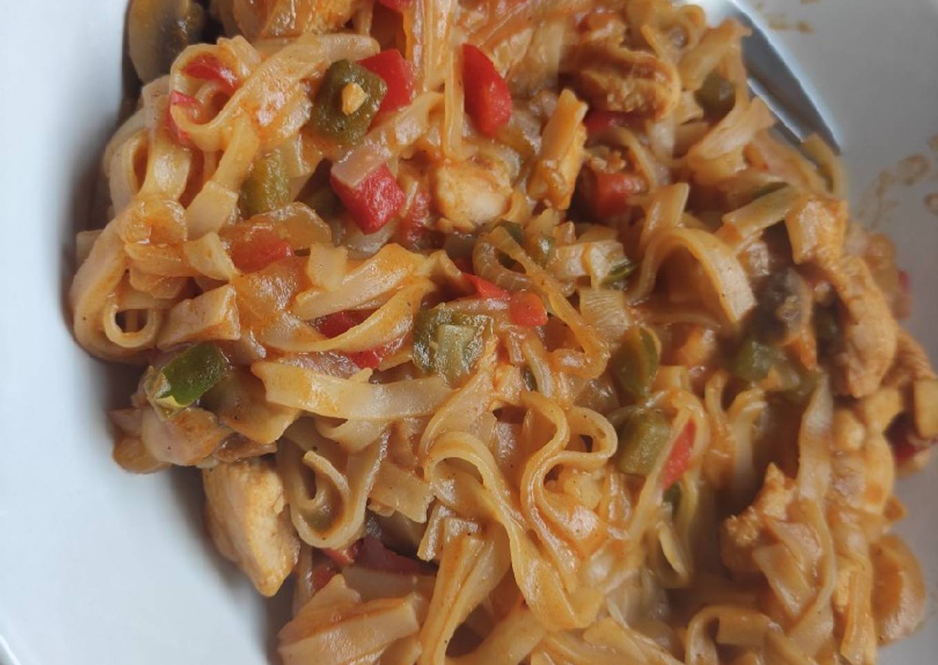 Tallarines de arroz con pollo y verduras (fácil)