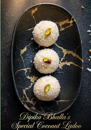 कोकोनट लड्डू (Coconut ladoo recipe in Hindi) रेसिपी मुख्य फोटो
