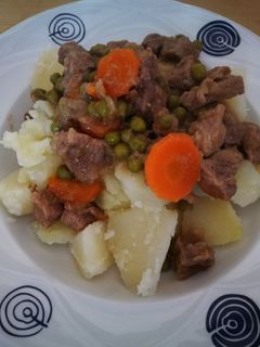 Zöldséges fehérboros marhapörkölt recept fotója