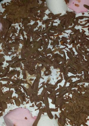A picture of Pinnacolada cake decorated with marshmallows.