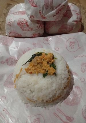 Foto resep Nasi Cokot isi Ayam Suwir Rica Kemangi