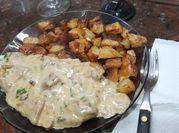 Una foto de papas crema verdeo champiñones
