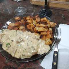 Foto principal de Pollo al verdeo con champignon a la crema con papas rústica