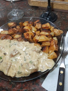 Una foto de Pollo al verdeo con champignon a la crema con papas rústica