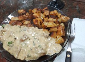 Una foto de Pollo al verdeo con champignon a la crema con papas rústica