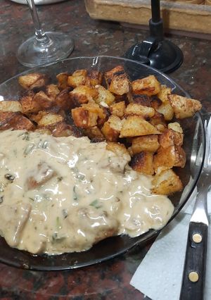 Una foto de Pollo al verdeo con champignon a la crema con papas rústica
