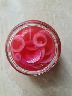 A picture of Pickled red onion.