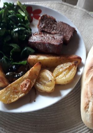 Una foto de Verduras y carne al horno