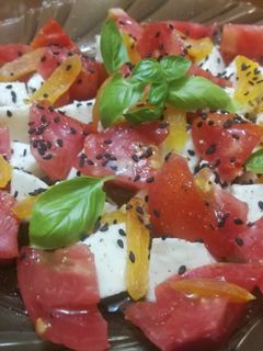 Una foto de Mozzarella y tomate para el desayuno