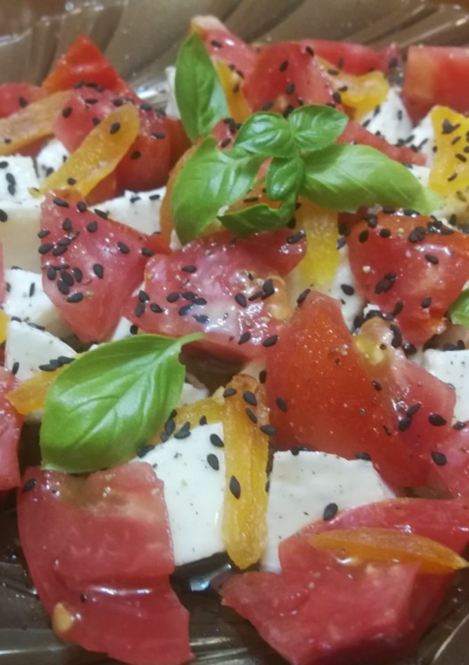 Una foto de Mozzarella y tomate para el desayuno