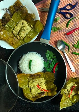 A picture of Chanar Paturi (Paneer / Cottage Cheese cooked in Banana Leaf).
