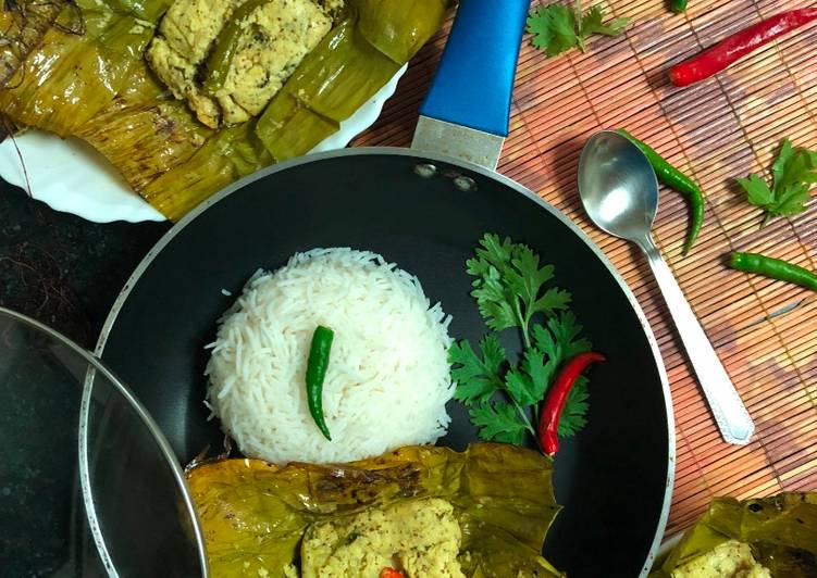 Chanar Paturi (Paneer / Cottage Cheese cooked in Banana Leaf)