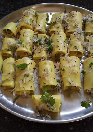 A picture of Stuffed Khandvi.