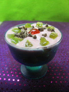 Una foto de Copa de manzana y melocotón con yogurt de fresa