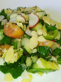 Una foto de Ensalada mixta de vegetales y semillas de almendras