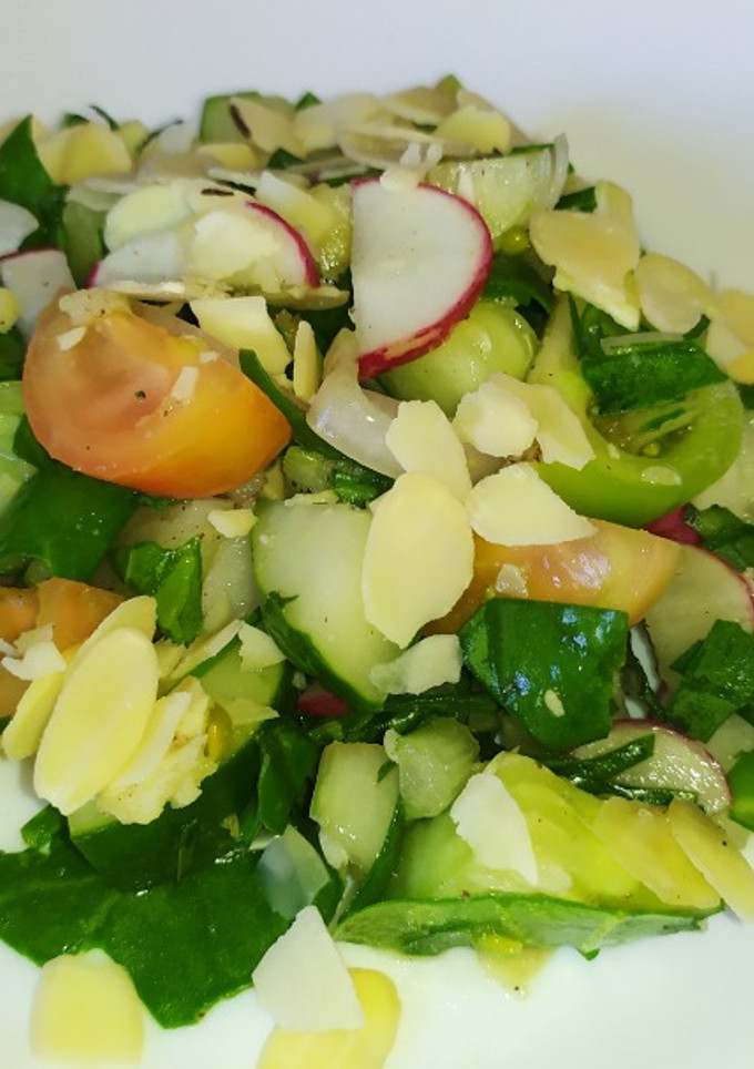 Una foto de Ensalada mixta de vegetales y semillas de almendras