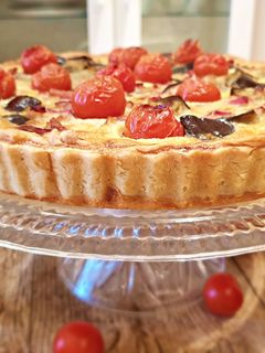 Una foto de Quiche de berenjena y bacon con tomates cherry