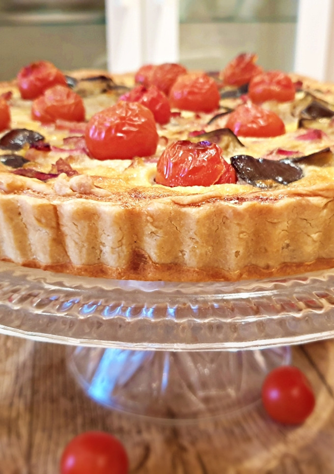 Una foto de Quiche de berenjena y bacon con tomates cherry