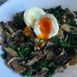 Salteado de Champiñones y Espinacas con Huevo Poché