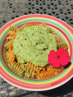 Una foto de Fideos con palta o aguacate