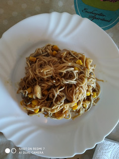 Una foto de Gulas con fideos chinos con champiñones y maíz😋