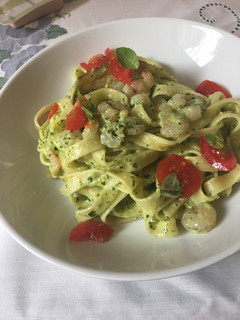 Una foto de Tagliatelle de pesto con gambas y cherrys