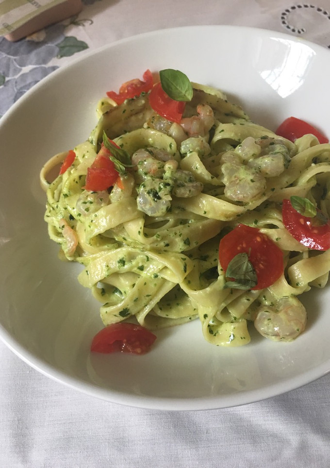 Una foto de Tagliatelle de pesto con gambas y cherrys