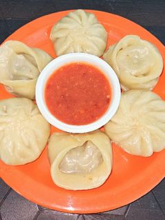 स्पाइसी मोमो विद चटनी (Spicy momo with chutney recipe in hindi) रेसिपी मुख्य फोटो