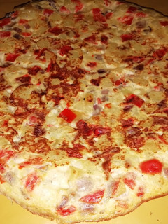 Una foto de Tortilla de patatas con pimiento rojo y cebolla morada al micro!