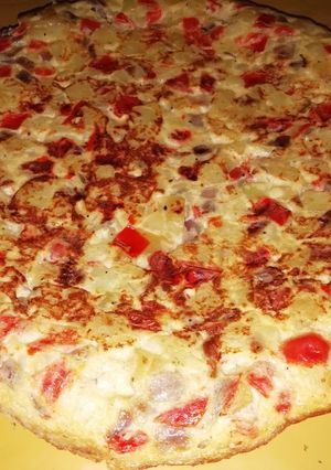 Una foto de Tortilla de patatas con pimiento rojo y cebolla morada al micro!