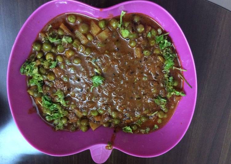 Super Yummy Peas Curry Masala with Aloo