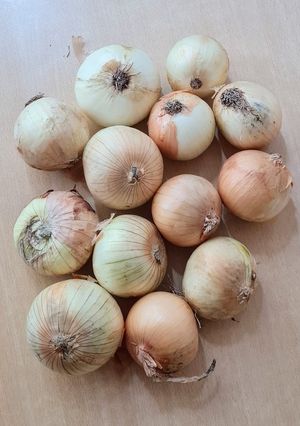 Una foto de Cebolla 🧅 Meal prep hacks 😉 🧅 Si querés llorar, ¡llorá!... ¡Pero que sea todo de una sola vez! 😭 😅