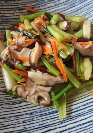 香菇炒芹菜 的食譜成品照片