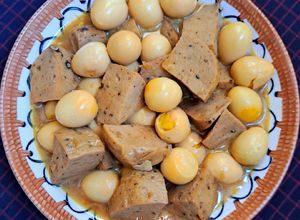 Hình của món Chả lụa kho trứng cút.