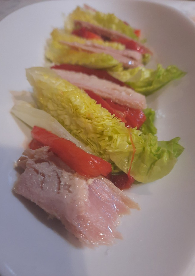 Una foto de Cogollos con ventresca y pimientos asados