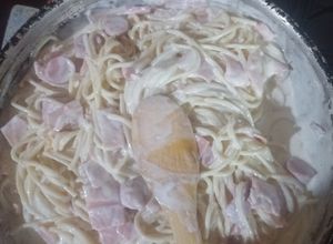 Una foto de Spaghetti blanco con jamón, salchichas y tocino😋😋