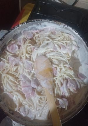Una foto de Spaghetti blanco con jamón, salchichas y tocino😋😋