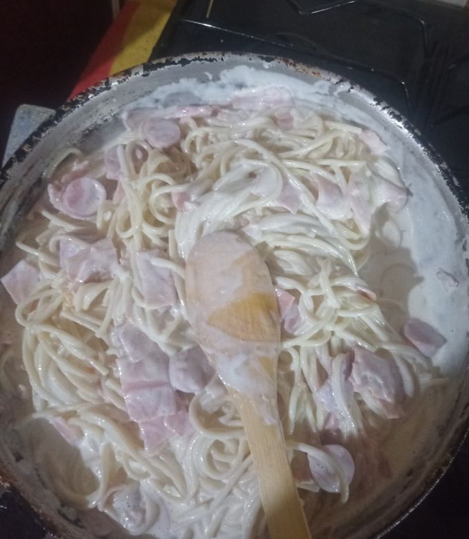 Una foto de Spaghetti blanco con jamón, salchichas y tocino😋😋