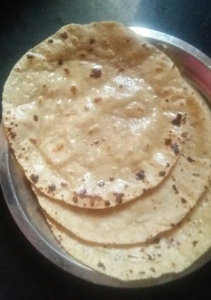 રોટલી (Rotli Recipe In Gujarati) રેસીપી મુખ્ય ફોટો