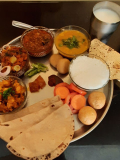 ગુજરાતી થાળી (Gujarati Thali Recipe In Gujarati) રેસીપી મુખ્ય ફોટો