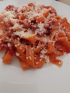 Una foto de Fettuccine de tomate en salsa de 🍅y jamón Serrano #camino