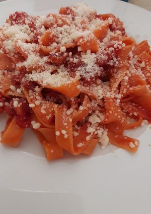 Una foto de Fettuccine de tomate en salsa de 🍅y jamón Serrano #camino
