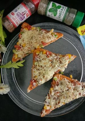 બ્રેડ પીઝા (Bread Pizza Recipe in Gujarati) રેસીપી મુખ્ય ફોટો