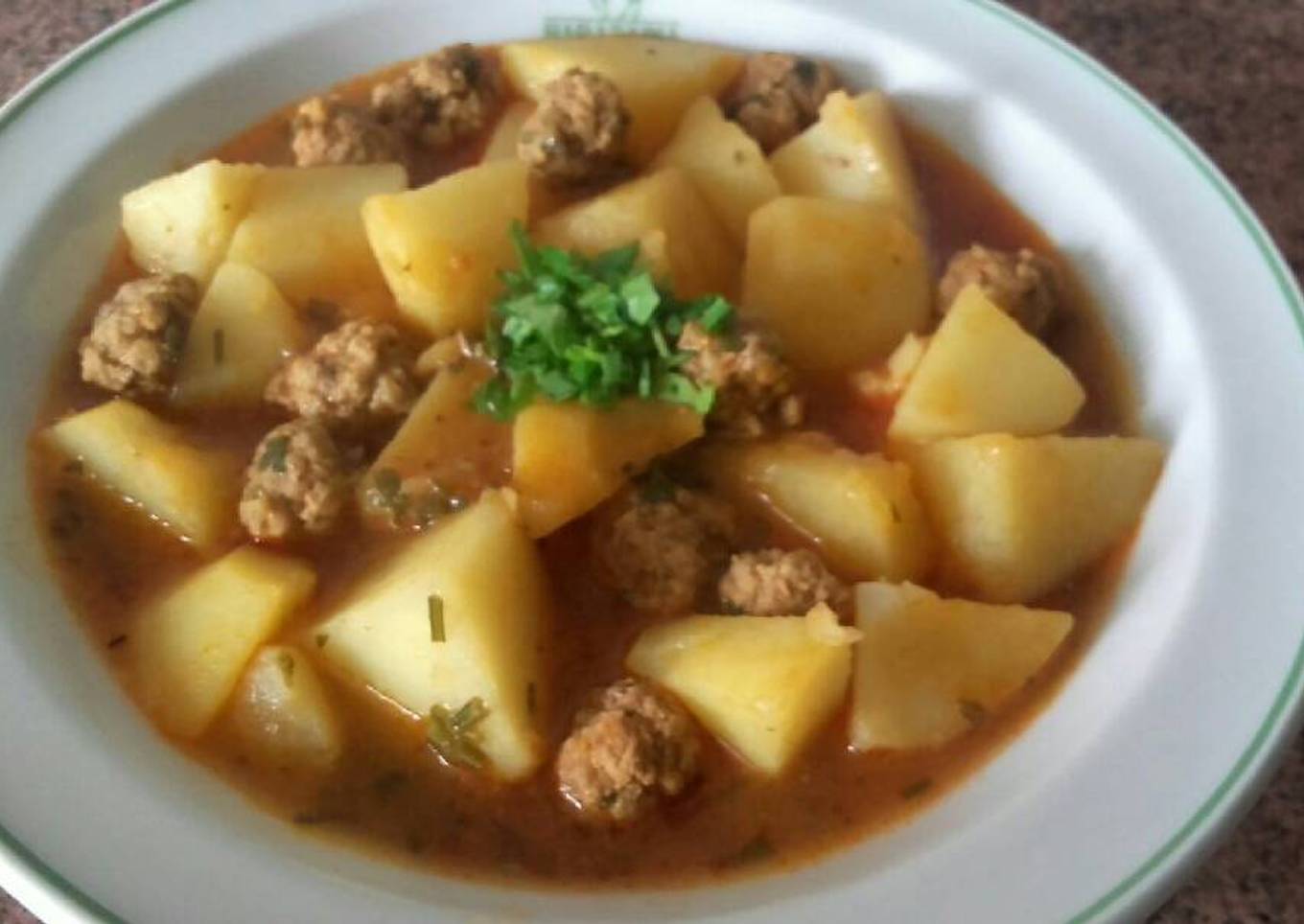 Patatas con albóndigas (receta fácil y deliciosa)