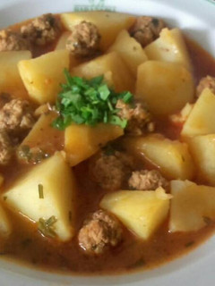 Una foto de Patatas con albóndigas (receta fácil y deliciosa)